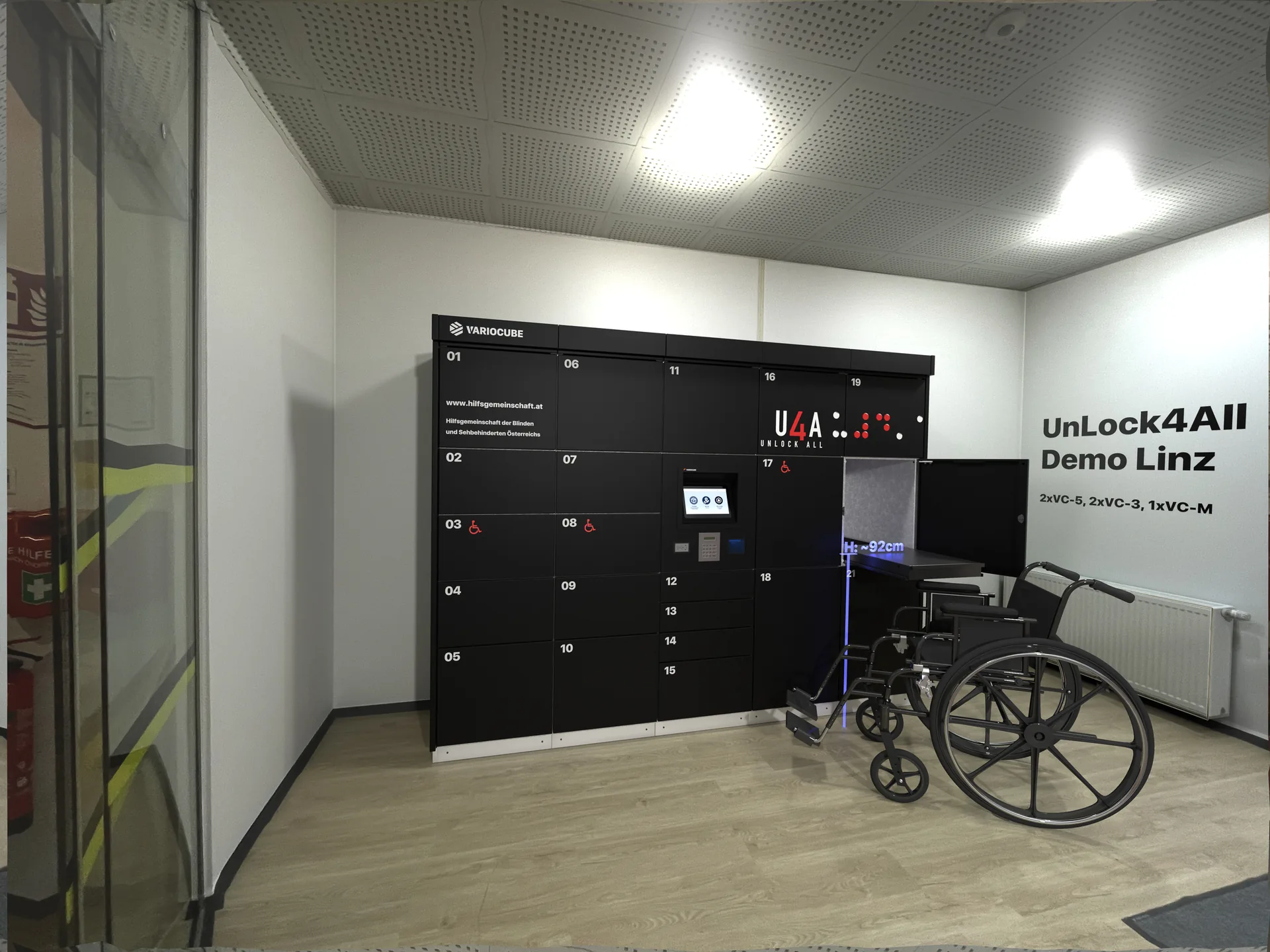 Foto: Schließfachanlage „UnLock4All Demo Linz“, davor ein Rollstuhl