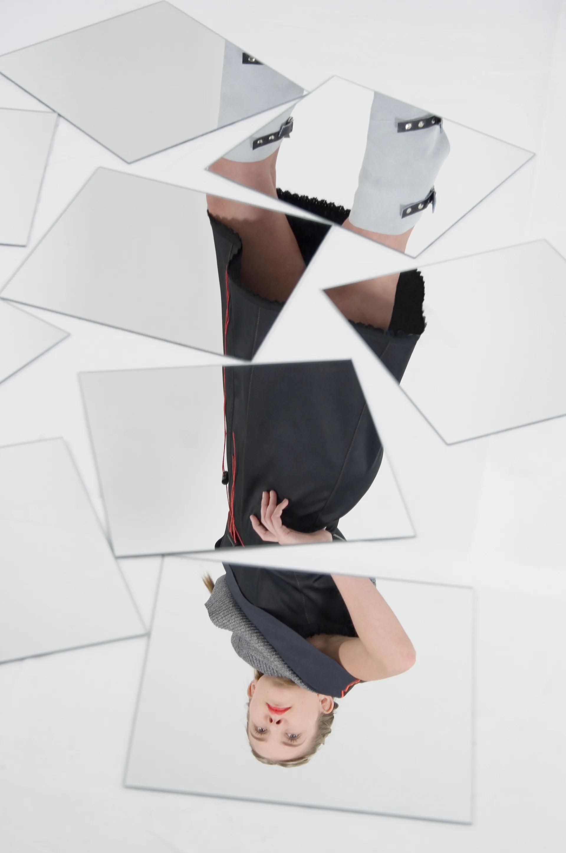 Collage aus Spiegelscherben mit dem Porträt einer Person