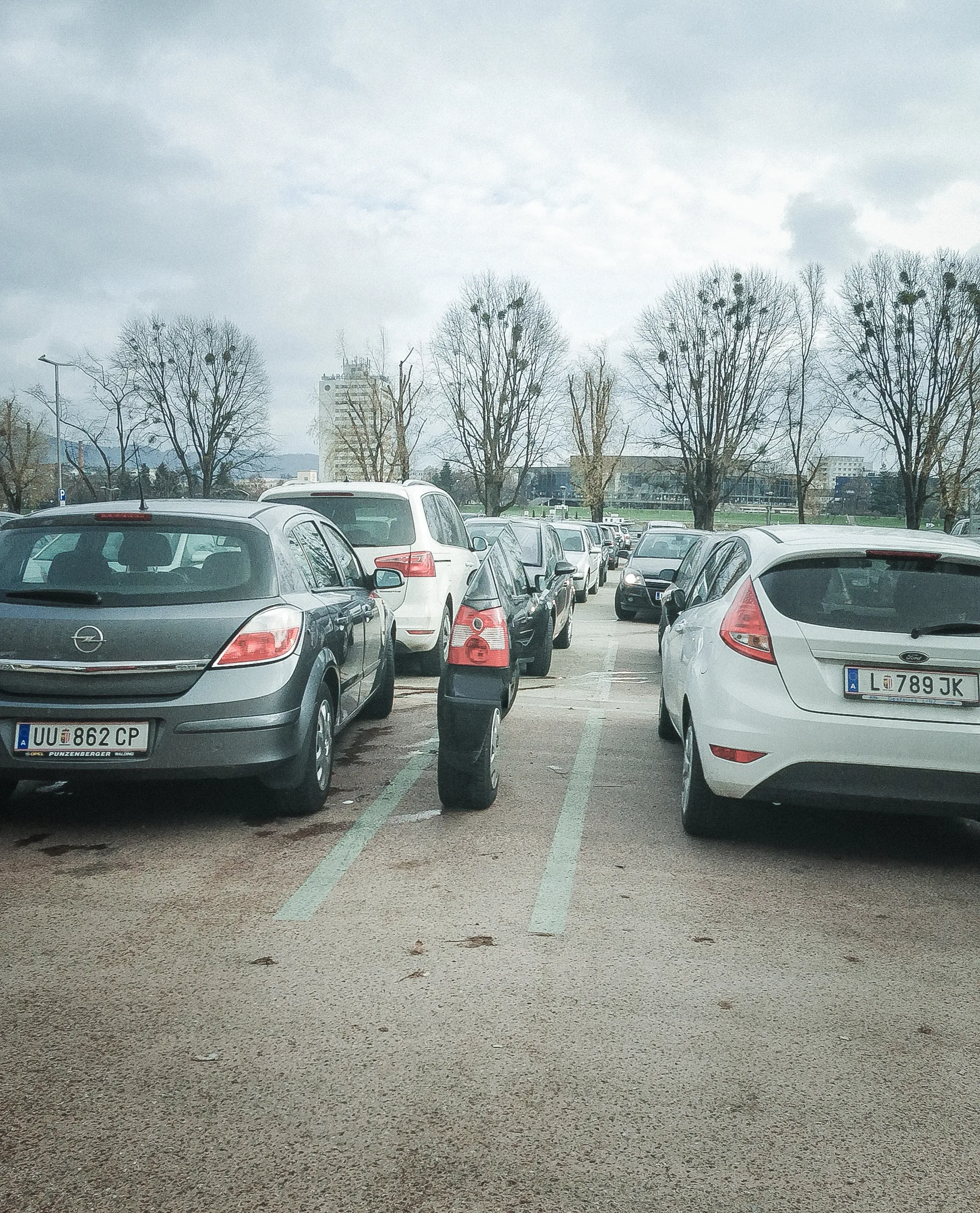 Parkplatz mit Autos unter Wolkenhimmel