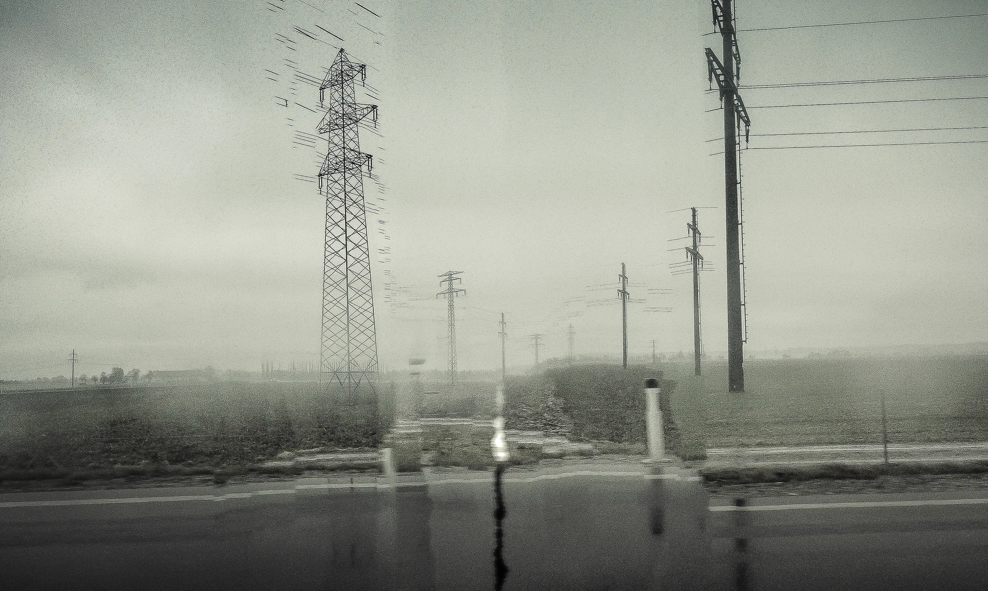 Strommasten im Nebel, Spiegelung im Wasser