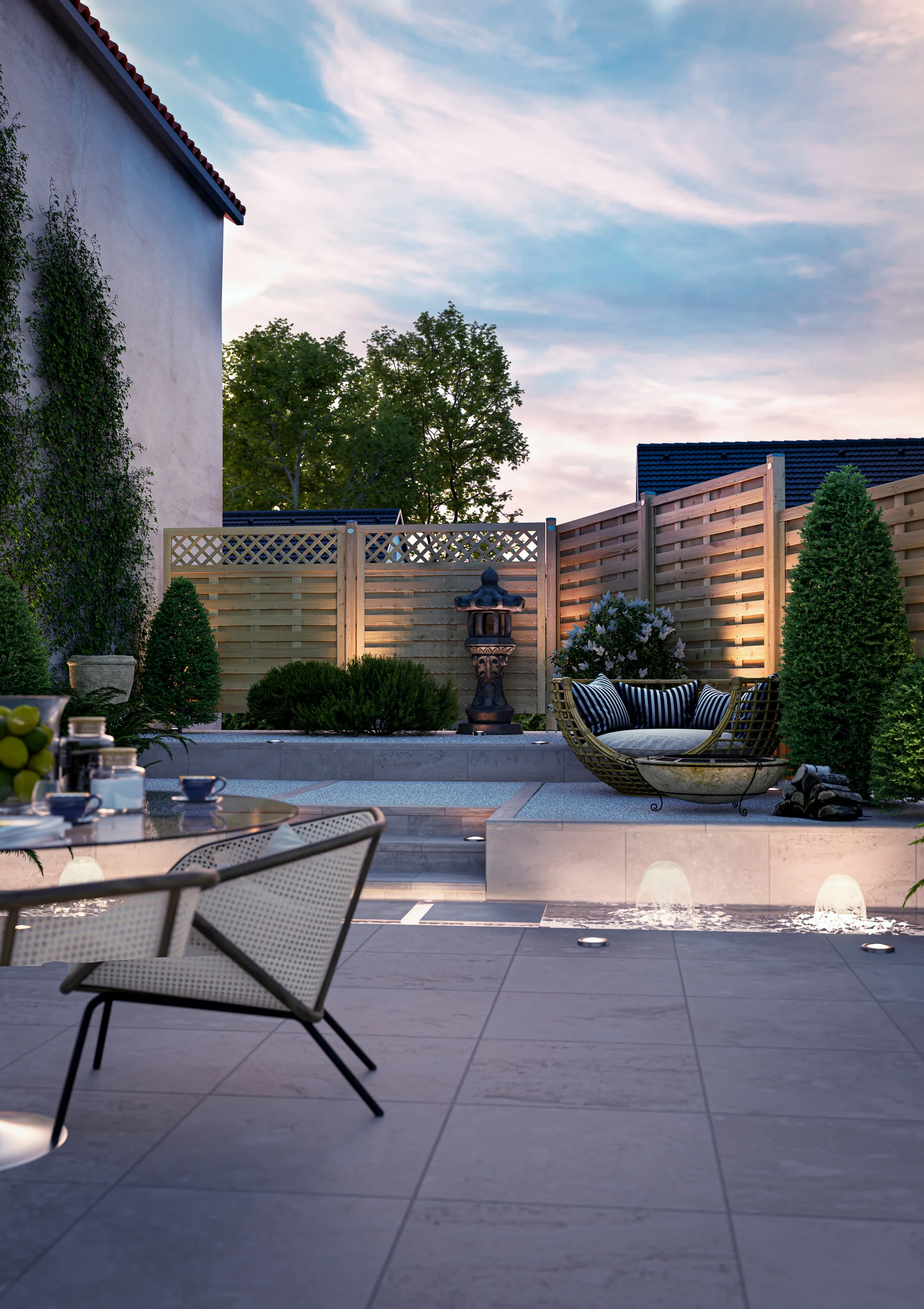 Poolterrasse am Abend mit Holzzaun, Liegen und Sesseln