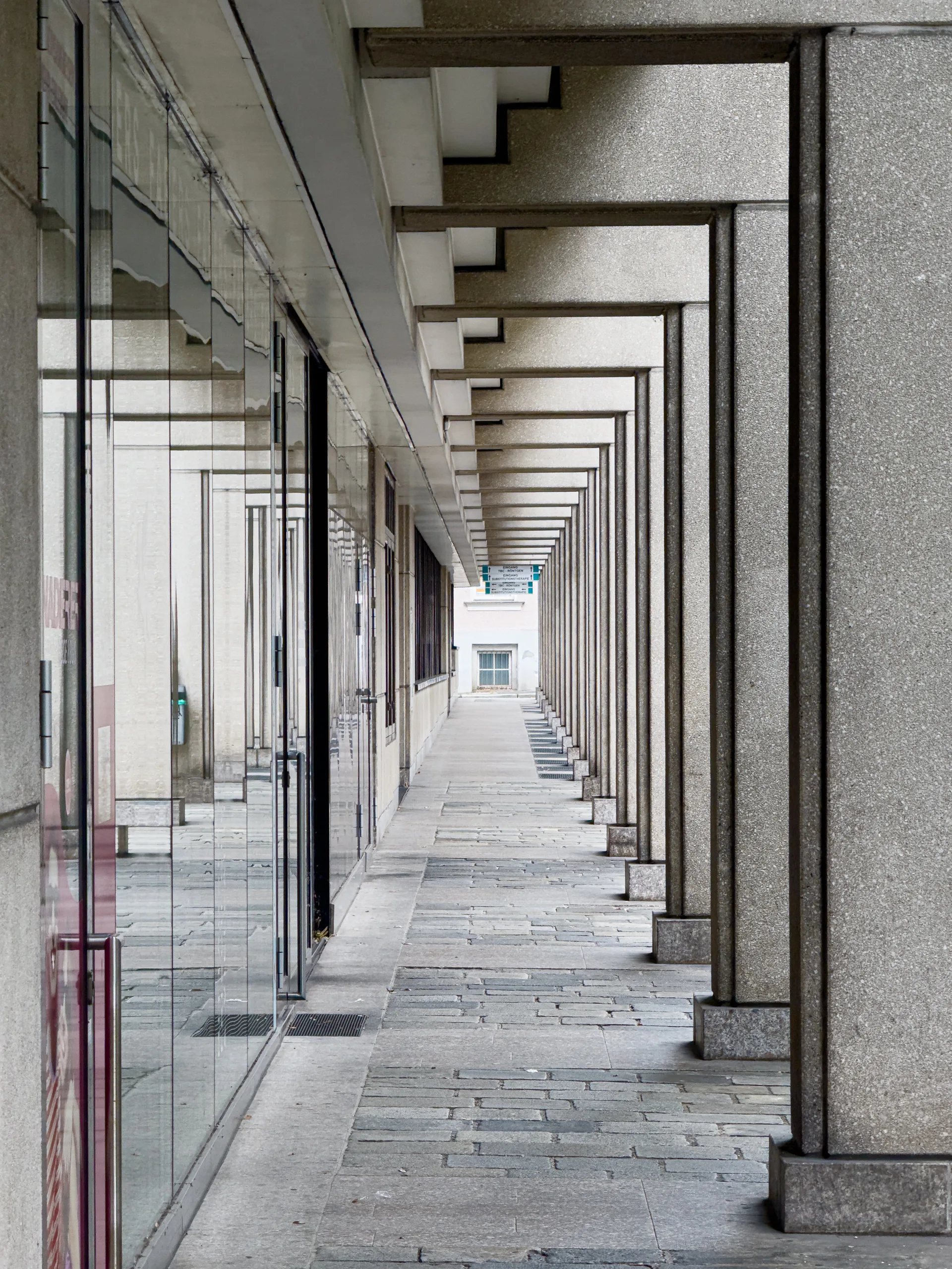 Säulengang mit Glasfront, Blick in die Tiefe