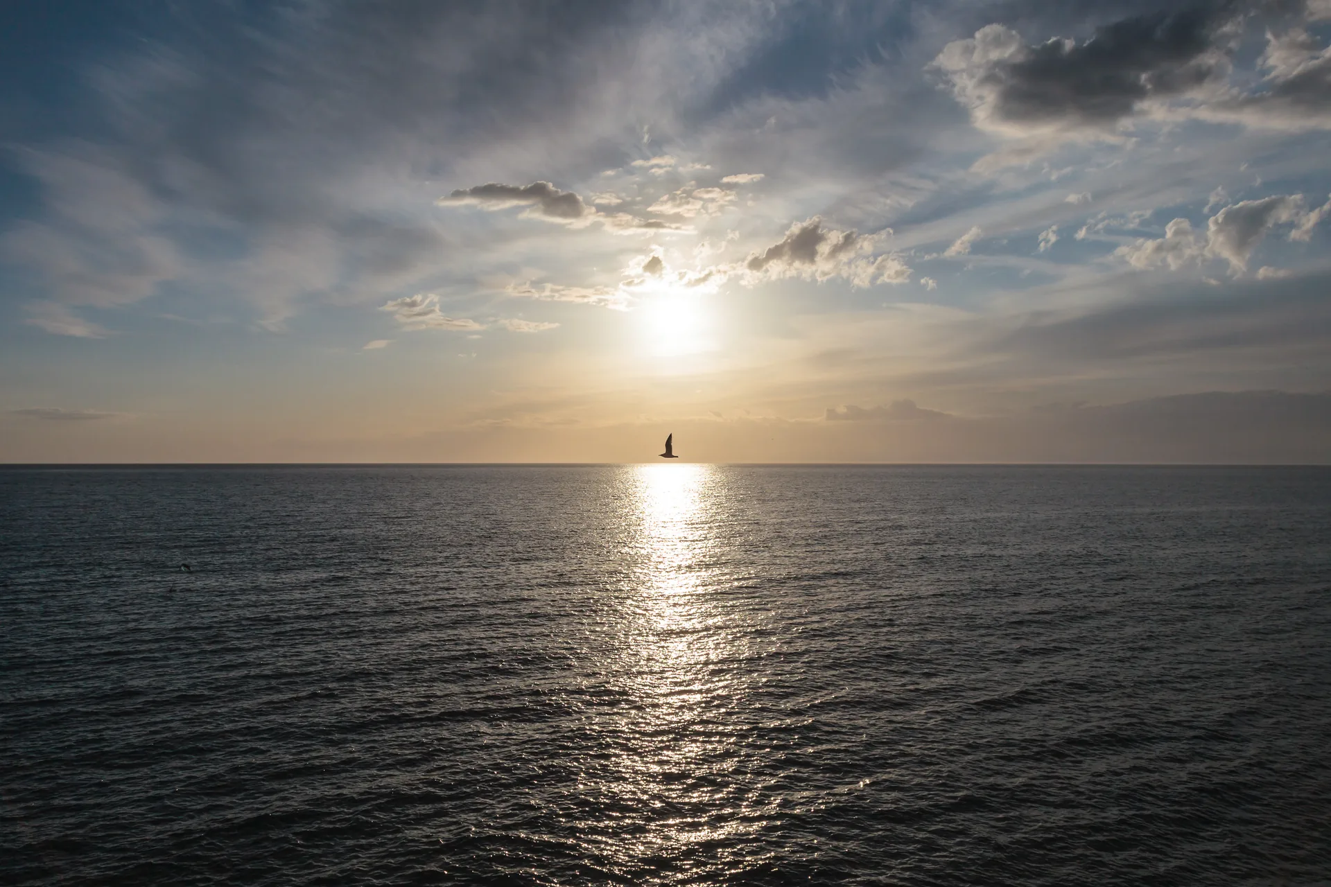 Sonnenuntergang über dem Meer, Lichtreflex auf dem Wasser