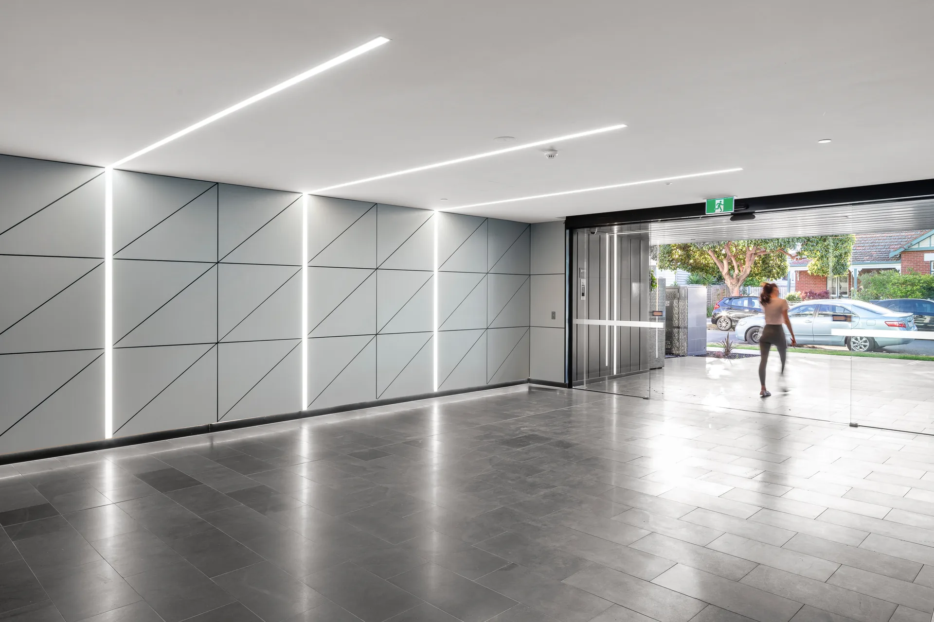 Lichtdurchflutete Halle mit Glasfront und Lichtlinien an der Decke, Ausgangsbild