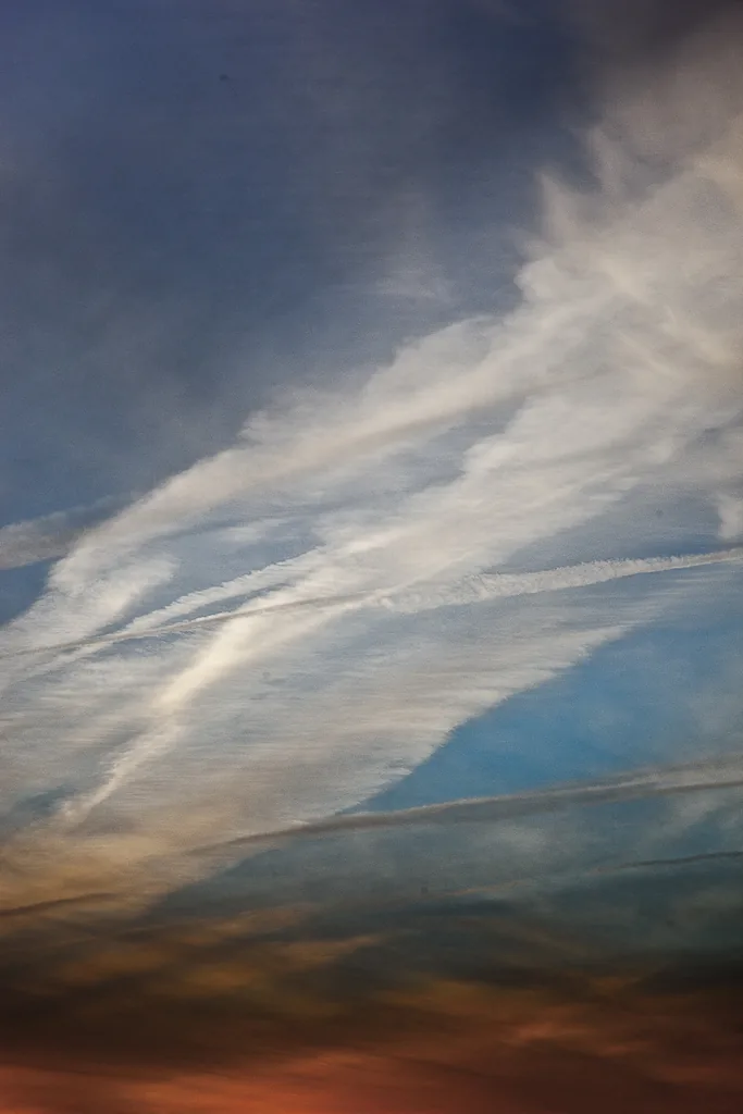 Himmel mit Schleierwolken und Kondensstreifen