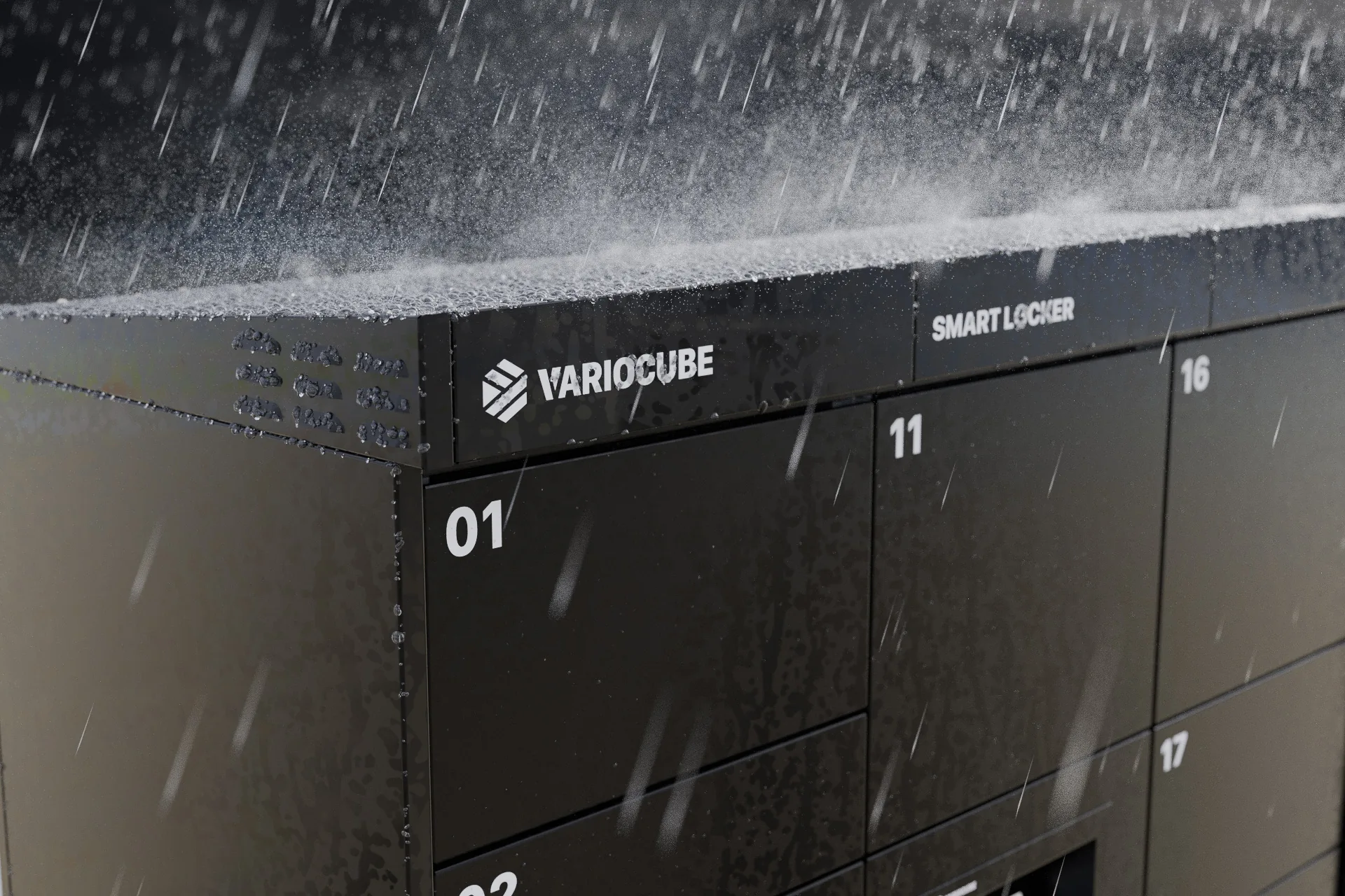 Nahaufnahme einer Variocube-Schließfachanlage im Regen, Wassertropfen auf den Fächern 01 bis 17