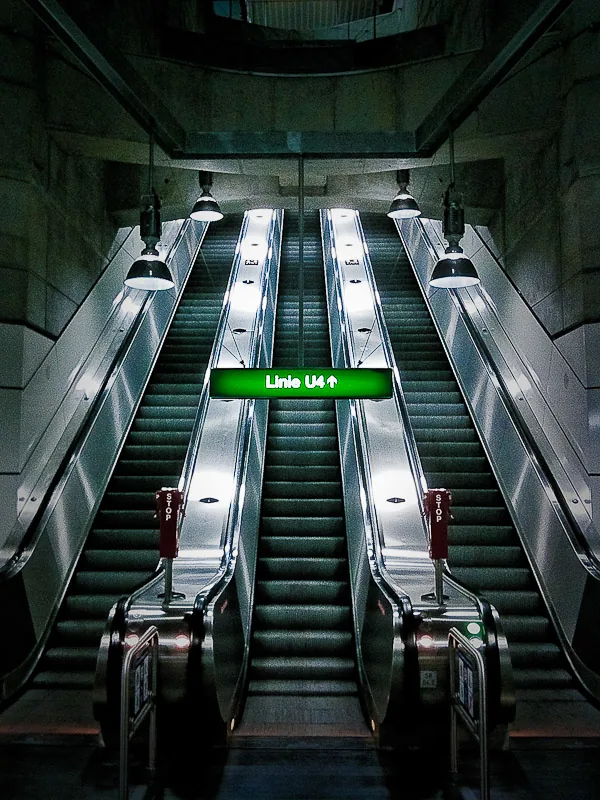 Rolltreppen einer U-Bahn-Station, Schild „Linie U4“