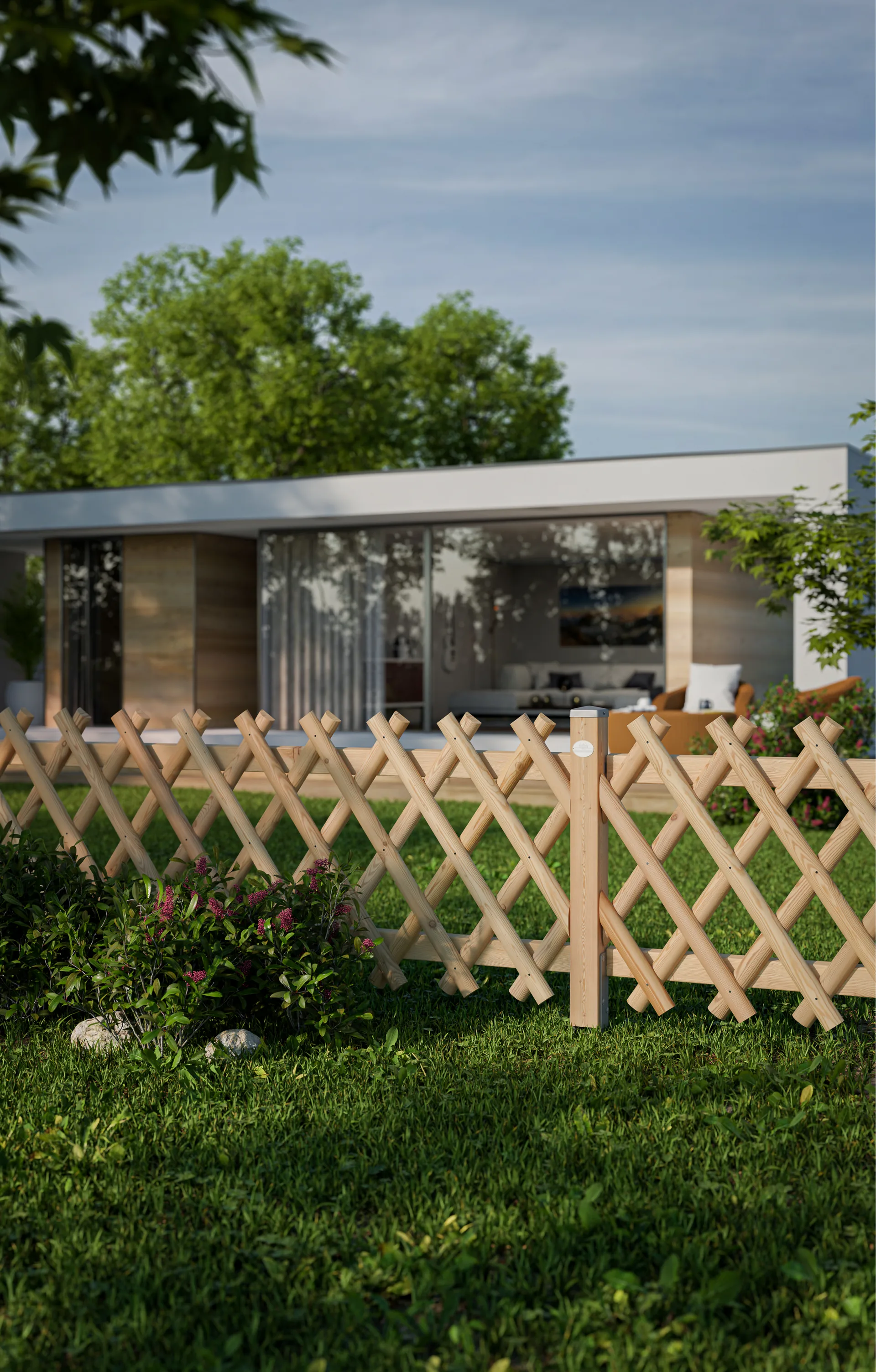 Jägerzaun aus Holzlatten vor einem Gartenhaus und Bäumen