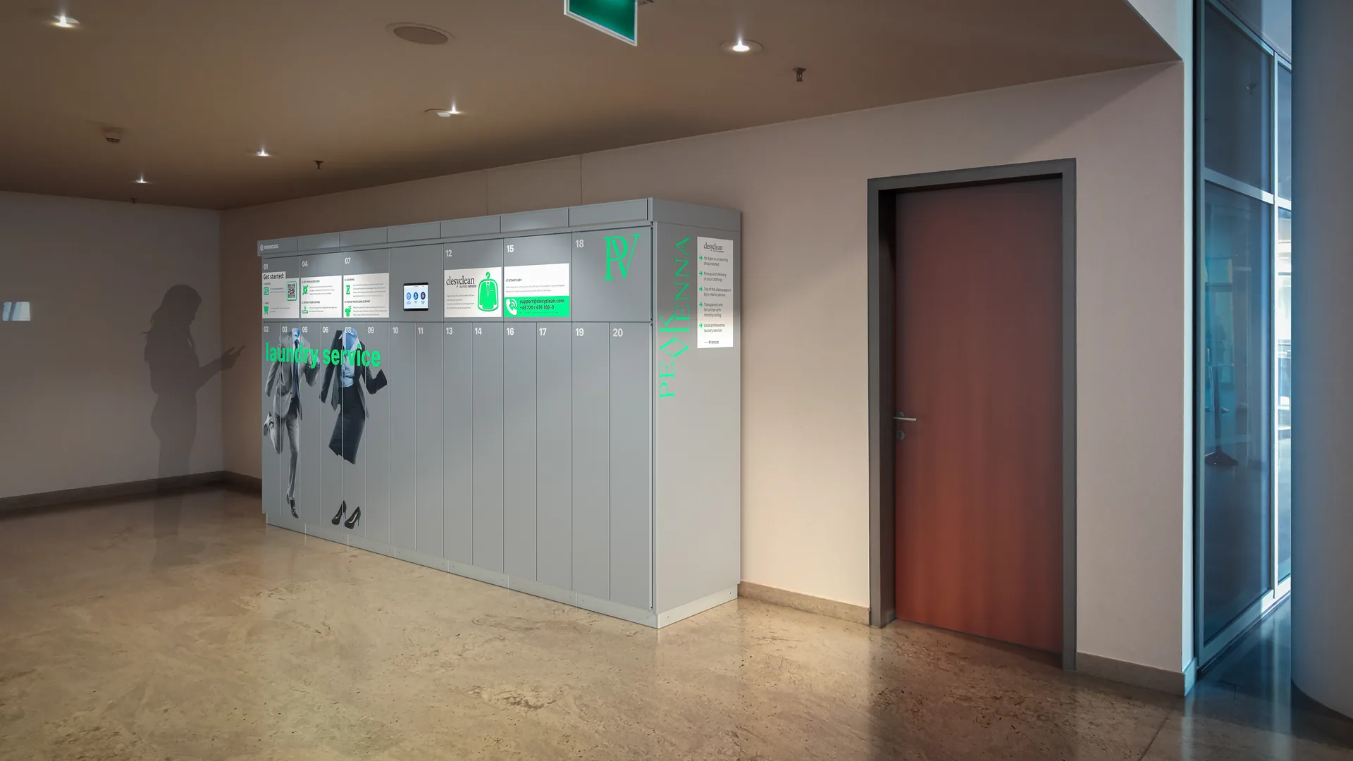 Fotomontage: Schließfachanlage mit grünen Hinweisschildern in einem Bürogang