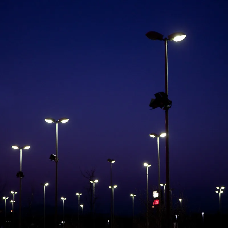 Straßenlaternen vor violettem Abendhimmel