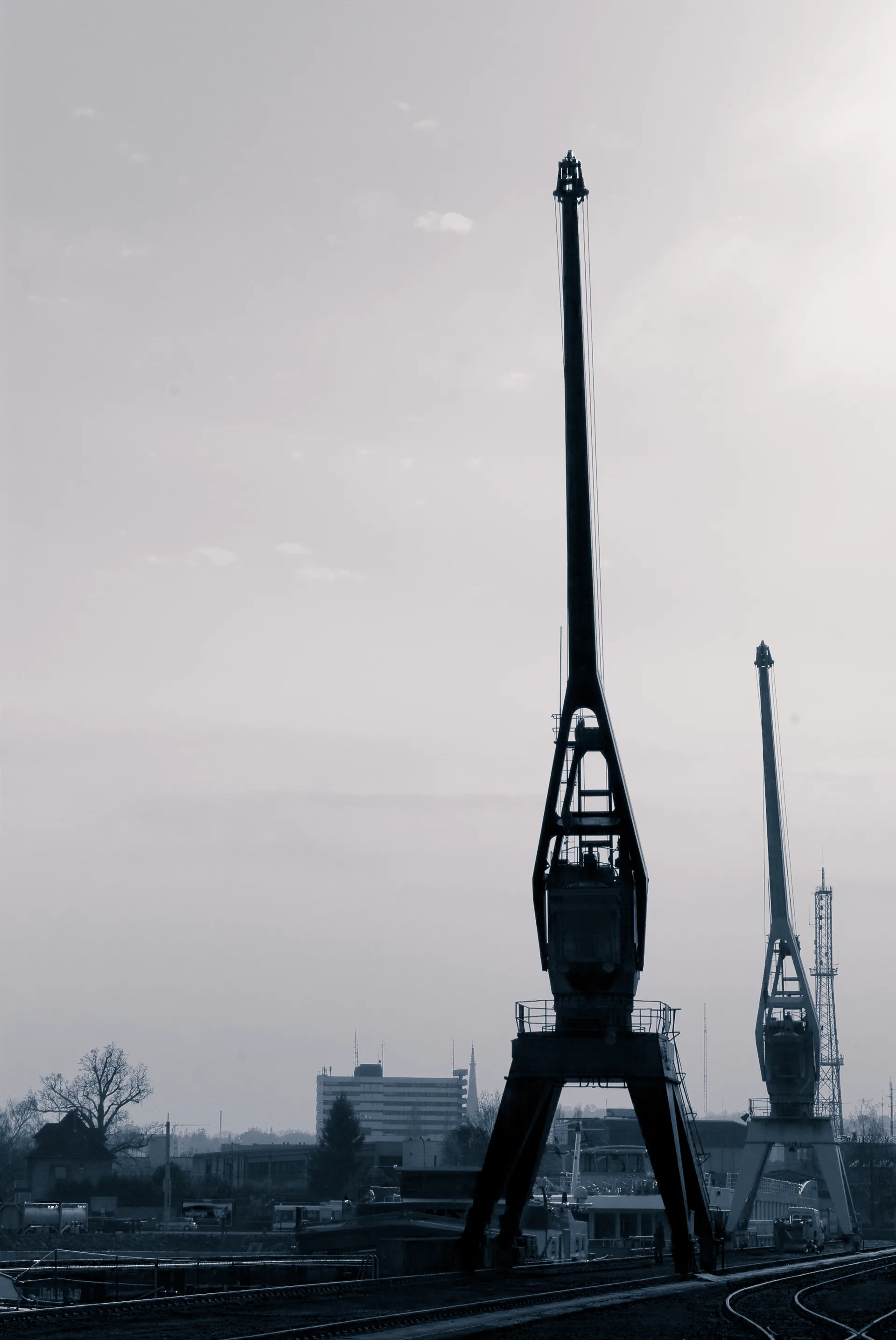 Hafenkräne vor grauem Himmel