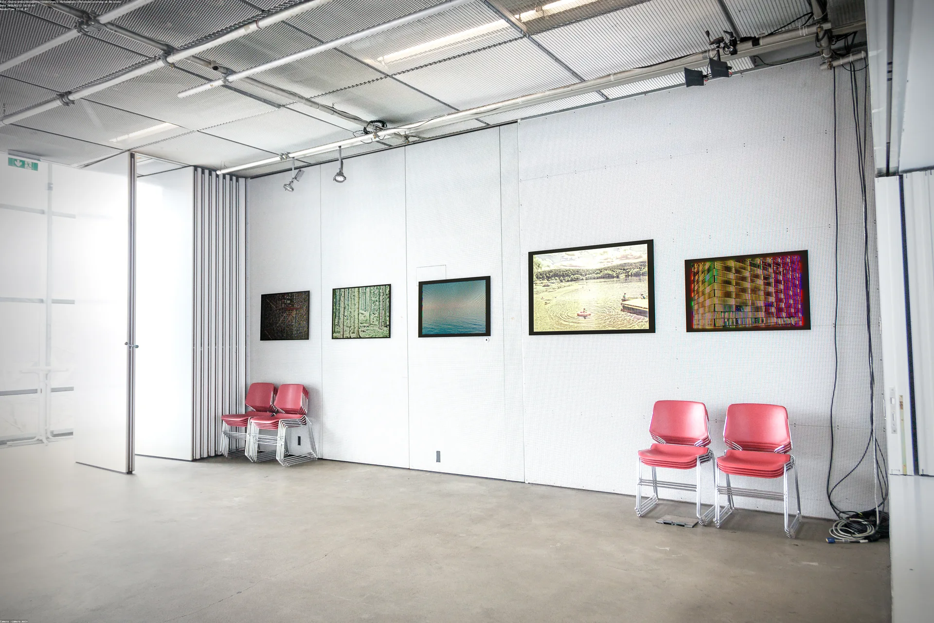 Ausstellungsansicht: fünf Bilder an weißer Wand, rote Stühle davor