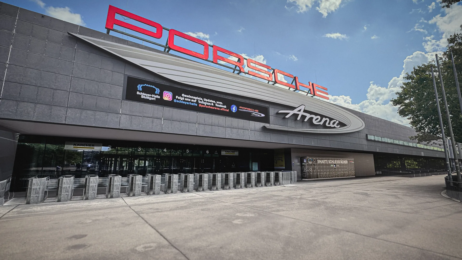 Fotomontage: Schließfachanlagen vor dem Eingang der Porsche-Arena