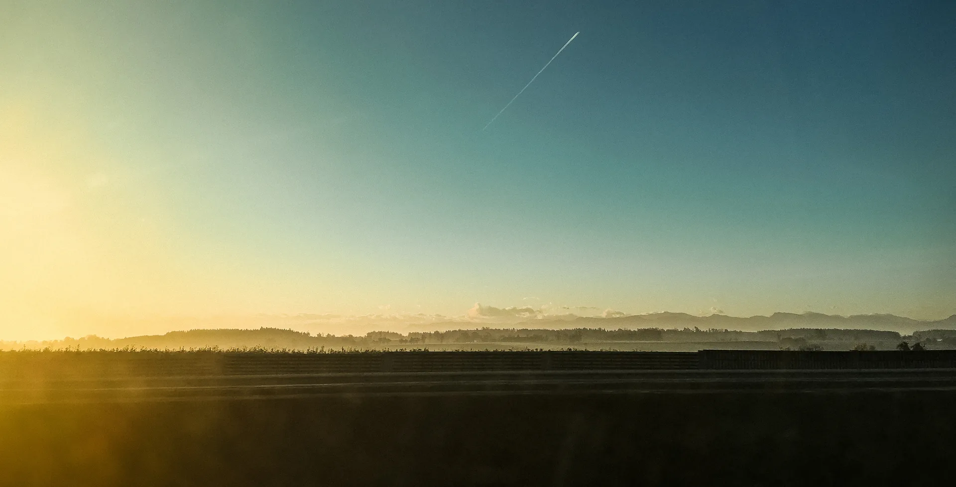 Dunstige Ebene, Kondensstreifen am Himmel